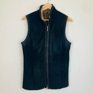 Artico Axel’s Vail, Colorado shearling zip front vest in black. Size 46 (US8/10)
